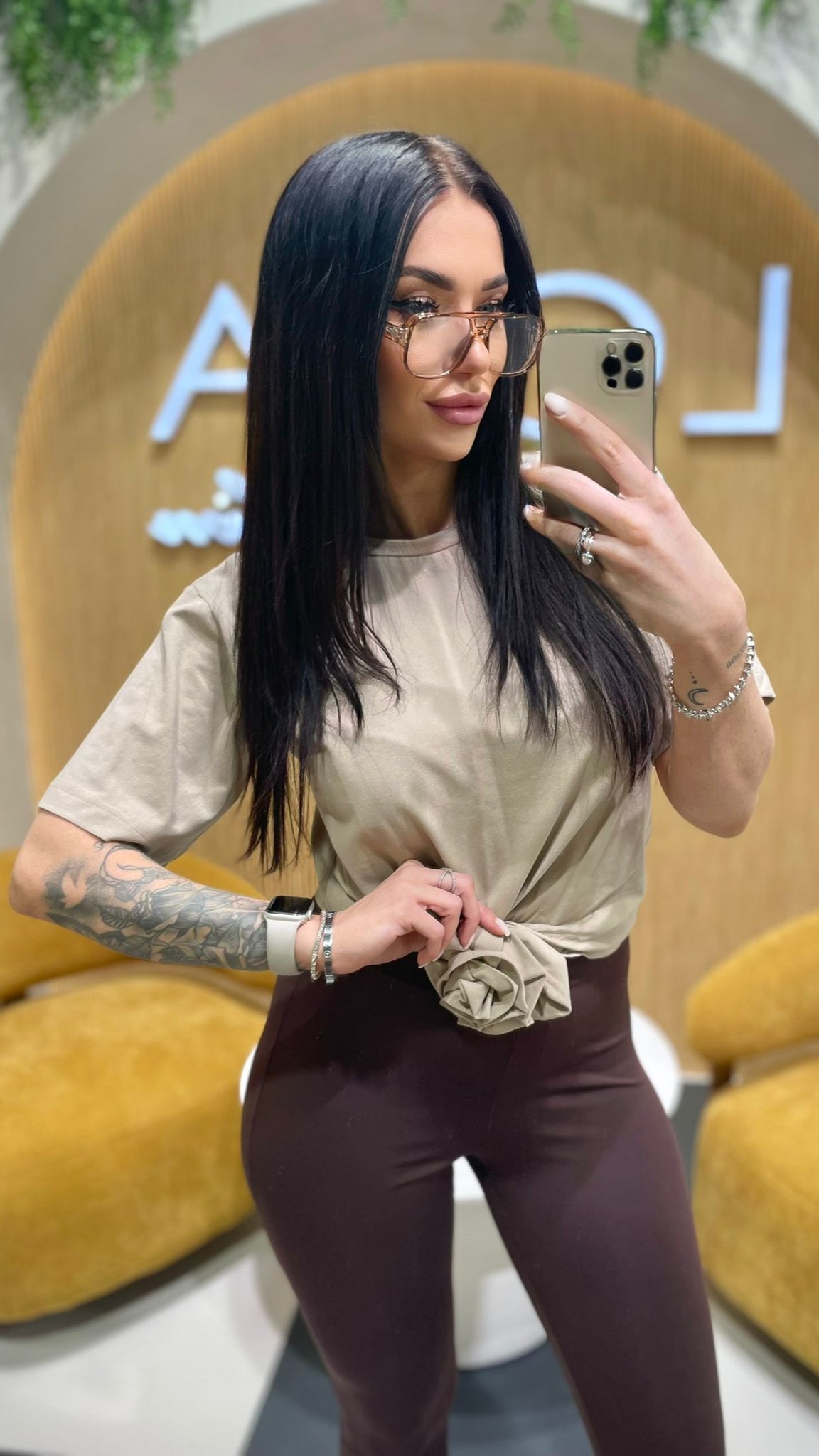 Bluzka Beżowa z dopinaną różą