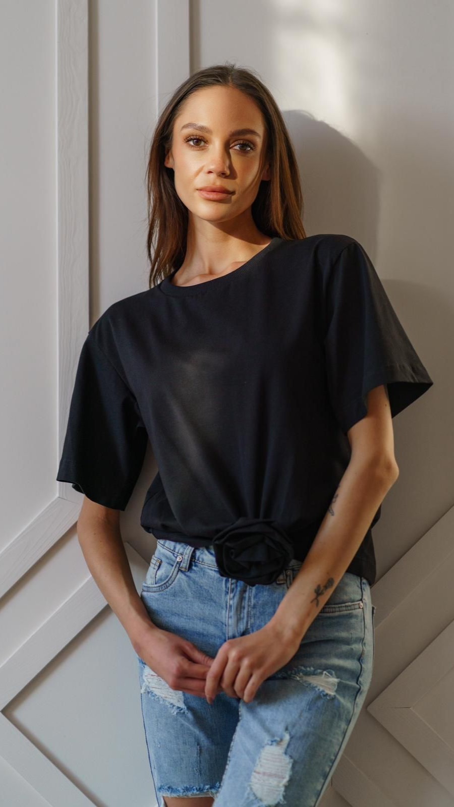 Bluzka Czarna z dopinaną różą